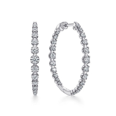 White gold hoop earrings with round brilliant-cut diamonds in a prong setting